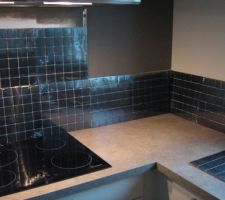 CUISINE - Mosa&iuml;que inox noir - essai &agrave; blanc avec mosa&iuml;que encore emball&eacute;e.