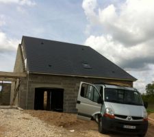 Vue de la façade coté garage...avec la maison de la voisine en mitoyenneté...