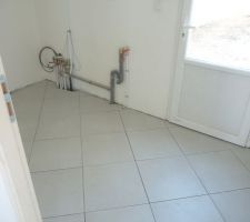 Carrelage au sol posé en diagonal (cellier)