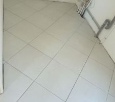 Carrelage au sol posé en diagonal (cellier)