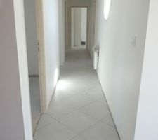 Carrelage au sol posé en diagonal (couloir/dégagement)