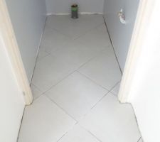 Carrelage au sol posé en diagonal (wc)