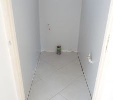 Carrelage au sol posé en diagonal (wc)