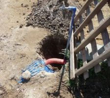 Préparation pour le raccord du tube polyéthylène pour l'alimentation en eau au compteur.