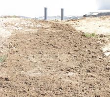 Fin de l'enfouissement du tube PVC d'assainissement