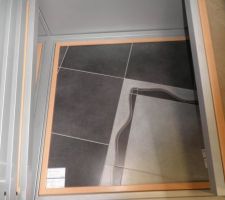 Carrelage gris foncé pour la pièce à vivre et wc