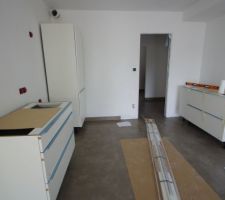 Début de la mise en place des meubles de la cuisine !