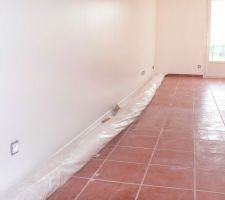 Plusieurs heures pour protéger les sols, fenêtres, etc. 
Seulement quelques minutes pour tout décoller, rouler et mettre dans un sac poubelle de 100l.