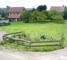 Voici le terrain avec au fond les arbres fruitiers.
