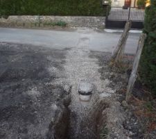 Hier la saur est venue nous brancher aux réseaux d'eau potable. ils ont dû couper la route pour se raccorde sous un temps de chien les pauvres.