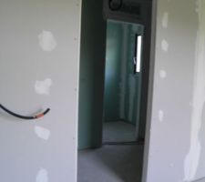 VUE DE LA CHAMBRE VERS DRESSING ET SDB
