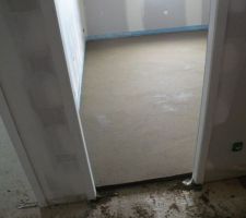 Chambre à côté de la salle de bain.