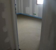 Entrée chambre / salle d'eau (suite).