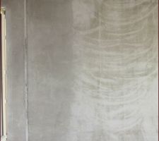 Mur béton avant (à droite) et après nettoyage (à gauche).