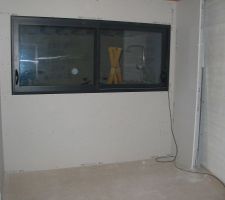 La chambre parentale avec une micro cloisons a droite permetant de casser l'angle un peu enervant