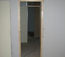 Une vue depuis la chambre parentale vers la salle d'eau en passant par le dressing