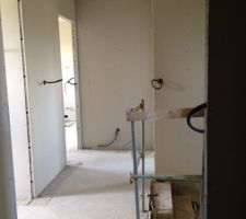 Couloir distribuant le bureau, notre salle de bain et la chambre