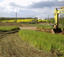 La route d'acc&egrave;s pour les engins de chantier.