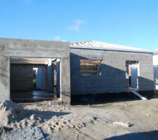 Façade avant, garage à gauche, fenêtre de la cuisine au centre et porte d'entrée à droite