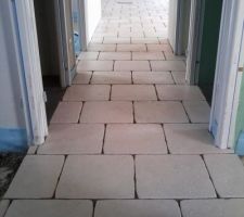 Couloir, il paraît plus large et plus long avec le carrelage !