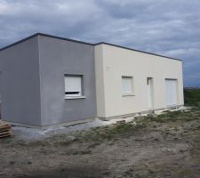 Petite tâche sur le gris. Il parait que cela pourrait provenir de l'humidité, éclairez nous car ns n'en sommes pas vraiment sûrs !
