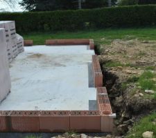 Le montage du premier rang est primordial,les parpaing &eacute;tant rectifi&eacute;s , il faut absolument que le niveau soit respect&eacute;