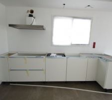 Cuisine pos&eacute;e, manque le meuble d'angle et son panneau de finition &agrave; fixer, les plinthes, et le plan de travail en granit :)
