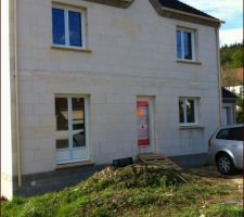 Vue d'ensemble de la facade avant avec les fenetres et portes