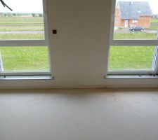 Tablettes de fenêtres sur les deux ouvertures de la mezzanine.
