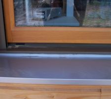 Joints au bas des baies vitrées, étanchéité travail esthétique...