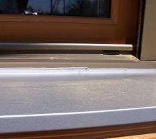 Joints au bas des baies vitrées, étanchéité, travail esthétique...