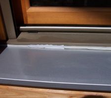 Joints au bas des baies vitrées, étanchéité, travail esthétique...