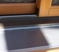 Joints au bas des baies vitrées, étanchéité, travail esthétique...