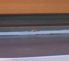 Joints au bas des baies vitrées, étanchéité, travail esthétique...