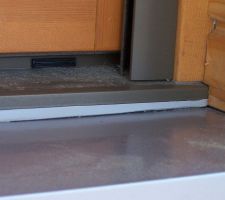 Joints au bas des baies vitrées, étanchéité, travail esthétique...