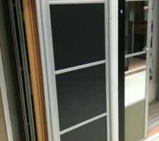 Voici les portes de placard commandées ce week-end. Couleur Graphite avec 3 inserts alu et profils alu...2 portes d'1m de long.