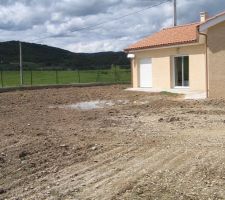 Terrain  boueux   avant pelouse  ,
avec les pluies  ......pas top !