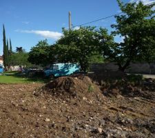 Tas de terre végétale en rab