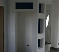 Le fond des niches en bleu fonc&eacute;. La grande niche restera blanche pour accueillir le frigo