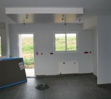 Peintures cuisine : gris clair sur le mur du fond et le dessous du coffrage de l'&icirc;lot. Il reste quelques touches de gris fonc&eacute; &agrave; appliquer.