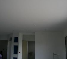 Peintures plafond : r&eacute;sultat apr&egrave;s 2 sous-couches et 2 couches de monocouche... et il y a encore des marques... grrr