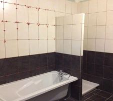 Pose de la fa&iuml;ence !!!! dans salle de bains.
Pas encore termin&eacute;...