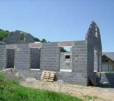 Montage des murs et en parallèle, montage de la dalle de la terrasse