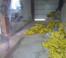 On distingue bien l'épaisseur de la chape ici ; la chape du garage sera coulée dans un second temps.