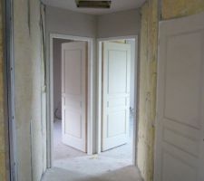 Dégagement de l'étage avec les portes des chambres 1 et 2, sur la droite la porte de la SDB.