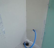 Le trou d'évacuation des WC de l'étage a du être décalé sur la gauche car sinon il tombait dans le mur de refend ; cette nouvelle donne va nous amener à placer le wc dans l'angle.