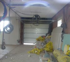 Le polyuréthane arrive à la hauteur de la dalle coulée dans le garage.