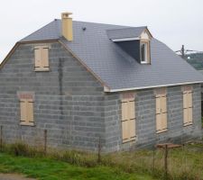 Fin de la toiture, construction du chien assis et mise ne place du conduit de cheminée