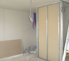 Cloisons du RDC : salle de jeux et WC.