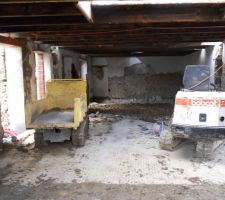 Chantier en stand by carrelage trop fort pour la mini pelle ,mais pas pour le marteau piqueur..